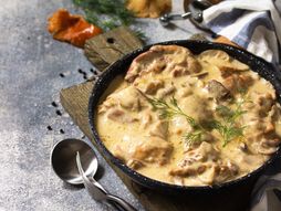 Piletina, sos, pečurke