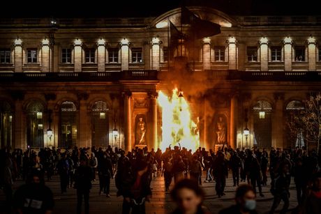 Francuska Bordo Bordeaux protest neredi Gradska skupština zapaljena požar demonstranti zapalili ulaz