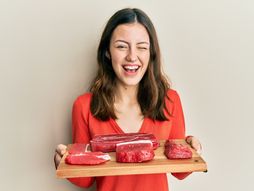 Devojka, meso, sirovo meso