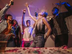 Zabava, žurka, mladi