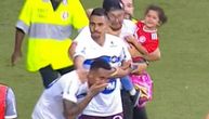 Šok scene: Navijač sa ćerkicom u naručju uleteo na teren, pa tukao protivničkog fudbalera