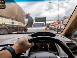 saobraćaj, gužva, vožnja, muškarac vozi automobil, volan, špic