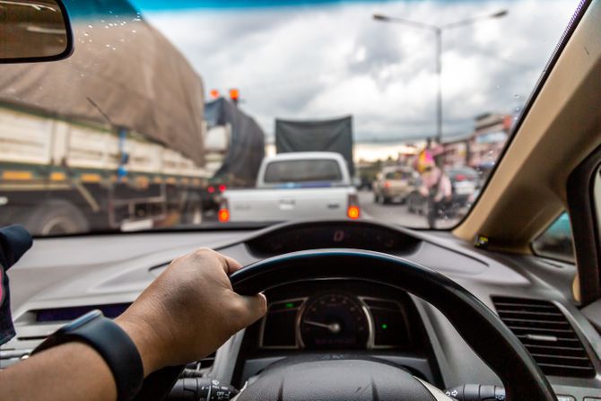 saobraćaj, gužva, vožnja, muškarac vozi automobil, volan, špic