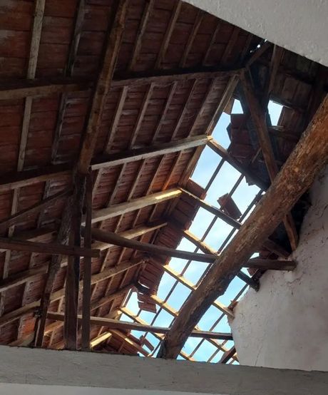 Vetar lomio crepove u selu Zagorica: Jako olujno nevreme pogodilo Topolu