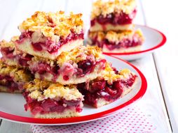 posni kolač sa višnjama i grizom