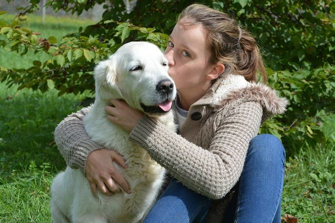 Pas i poljupci i zagrljaji vlasnika