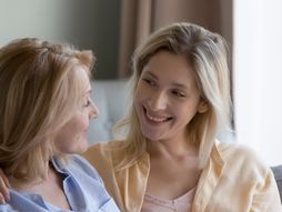 Starija i mlađa žena, snajka, snaja, svekrva, majka ćerka