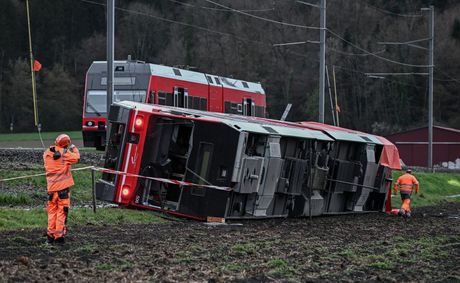 Švajcarska Luscherz voz izleteo vagoni izleteli iz šina