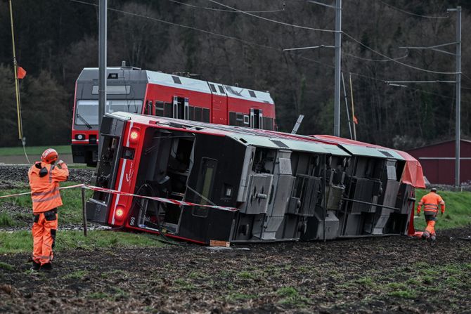 Švajcarska Luscherz voz izleteo vagoni izleteli iz šina Švajcarska Luscherz voz izleteo vagoni izleteli iz šina