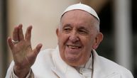 Papa posle izlaska iz bolnice pozdravio okupljene na Trgu Svetog Petra