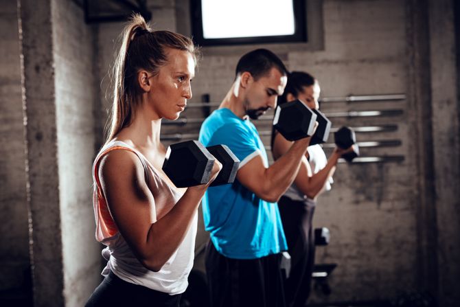 podizanje tegova, teretana, trening, fitnes, vežbe podizanje tegova, teretana, trening, fitnes, vežbe