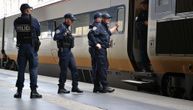 JEZIV SNIMAK! Čovek se bori za život nakon što je pred drugim putnicima brutalno izboden nožem u vozu Londonu