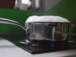 proključala voda, kipenje, iskipela voda, prelivanje, kuvanje, ključanje, voda, kuvanje