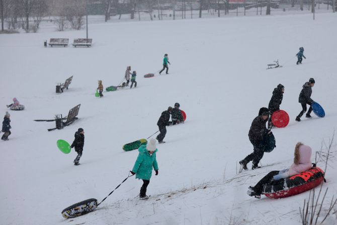 Sneg, zima, deca, sankanje