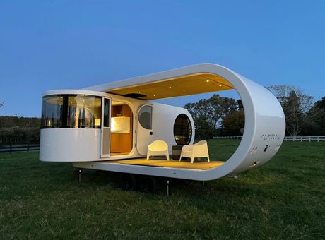Pritiskom na dugme ovaj futuristički karavan se pretvara u stan sa terasom!