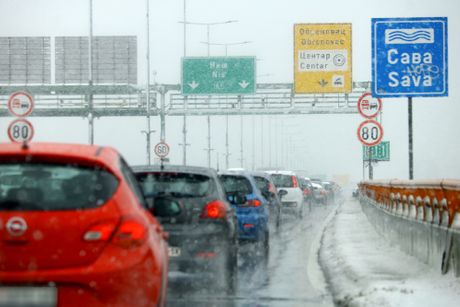 Gazela sneg autoput sneg auto put sneg saobraćaj Sneg u Beogradu