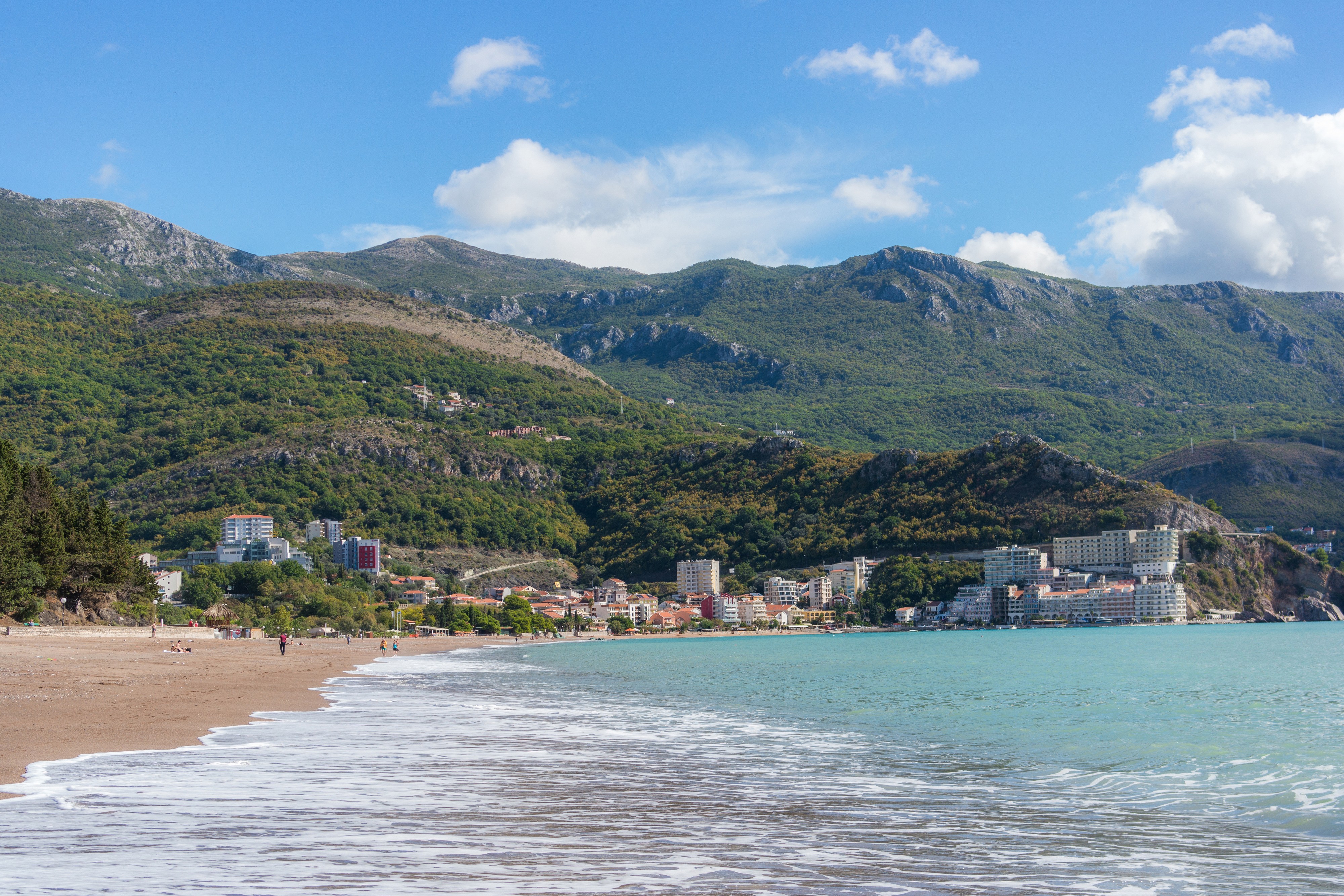 ZMIJA snimljena među dečjim igračkama na PLAŽi U BEČIĆIMA! Drama u popularnom crnogorskom letovalištu
