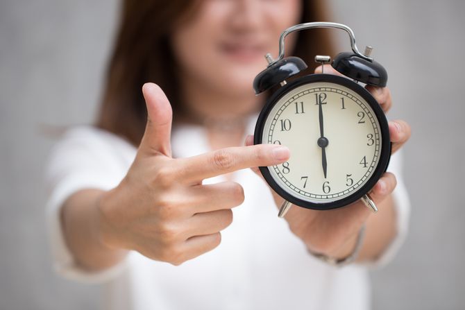 Šest sati, sat, alarm, rano ustajanje, navijanje alarma, raširene kazaljke, 180 stepeni Šest sati, sat, alarm, rano ustajanje, navijanje alarma, raširene kazaljke, 180 stepeni