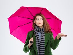 Kiša, kišni dan, devojka nosi kišobran