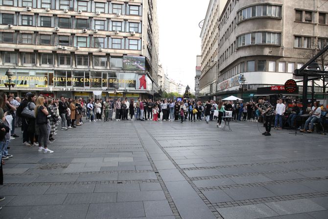 Bend svira za bolesnu devojčicu, Knez Mihailova