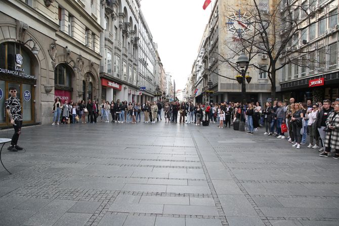 Bend svira za bolesnu devojčicu, Knez Mihailova