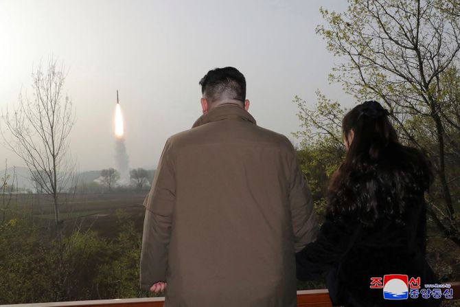 Kim Džong Un lansiranje rakete, Severna Koreja