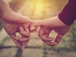 Muškarac i žena, držanje za ruke