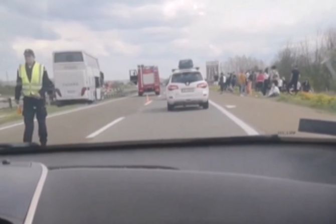 Autobus sa đacima udario u ogradu posle isključenja za Kragujevac ka Nišu