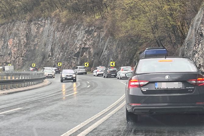 Kilometarska kolona na ulazu u Uzice Kilometarska kolona na ulazu u Uzice