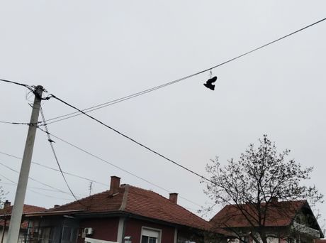 Na praznik cipele osvanule na žici iznad kolovoza veoma prometne ulice u Leskovcu