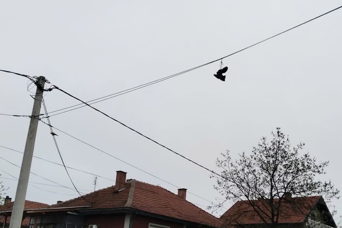 Na praznik cipele osvanule na žici iznad kolovoza veoma prometne ulice u Leskovcu Na praznik cipele osvanule na žici iznad kolovoza veoma prometne ulice u Leskovcu