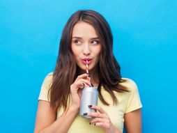 devojka, pije, sok, gazirani sok