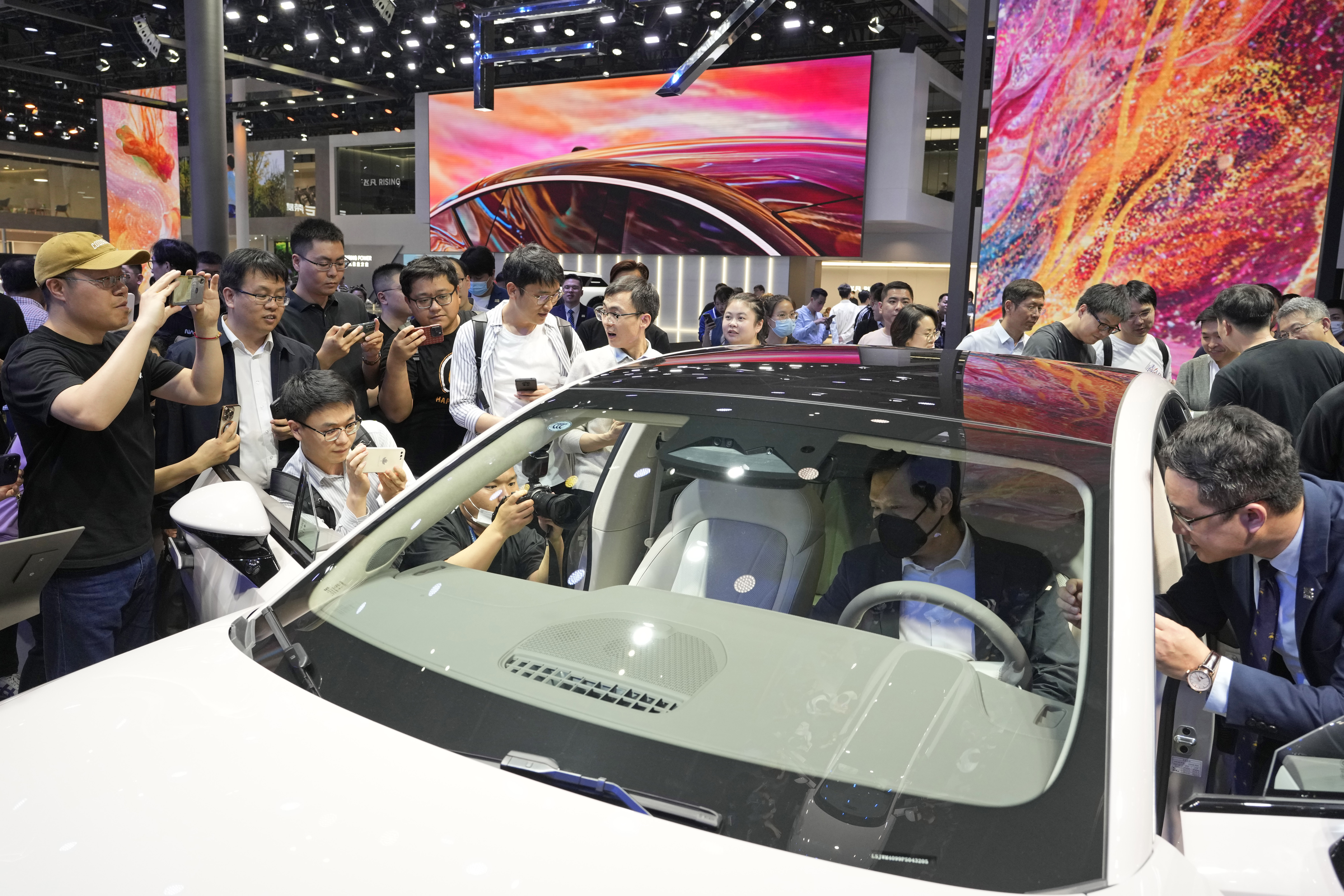 Prodaja automobila u Kini smanjena šesti mesec zaredom