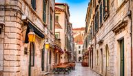 U ovom hrvatskom gradu zabranjeni su koferi sa točkićima: Nova pravila koja turisti moraju da znaju