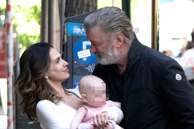 blur, Alec Baldwin,Hilaria Baldwin,Ilaria Baldwin blur, Alec Baldwin,Hilaria Baldwin,Ilaria Baldwin