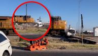 Snimak stravične nesreće: "Pikap" u sudaru odbačen na šine, a onda je voz naleteo na njega u punoj brzini