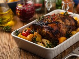 Špikovan svinjski but, pečenje, krompir