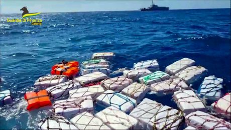 Italija kokain plutanje zaplena Italija kokain plutanje zaplena