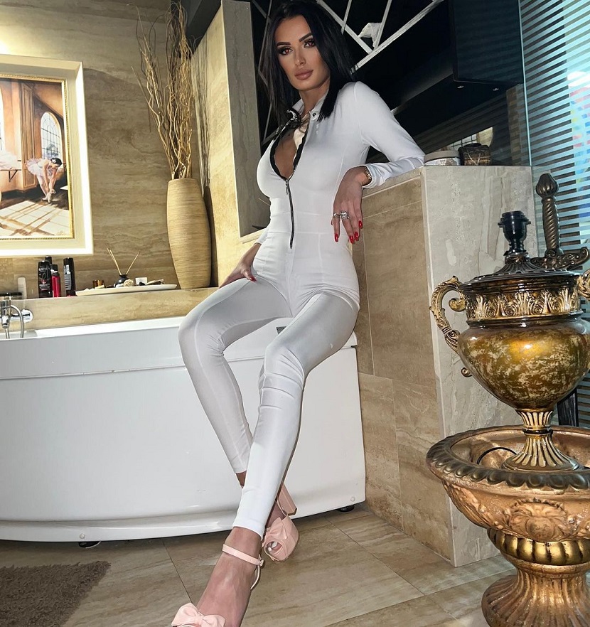 Prodaje intimne snimke samo mesec dana nakon porođaja! Bivša zadrugarka otvorila profil na sajtu za odrasle