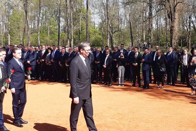 Donja Gradina Aleksandar Vučić položio je venac na grobno polje "Topole"