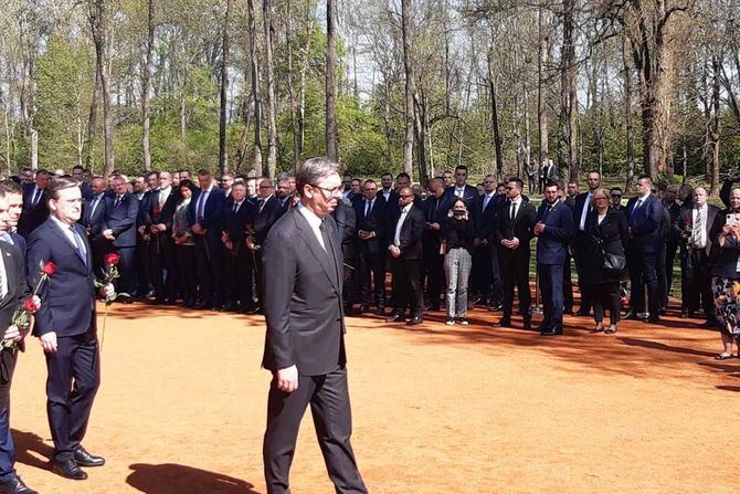 Donja Gradina Aleksandar Vučić položio je venac na grobno polje "Topole" Donja Gradina Aleksandar Vučić položio je venac na grobno polje "Topole"