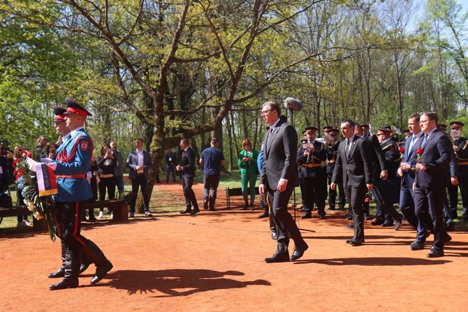 Donja Gradina Aleksandar Vučić položio je venac na grobno polje "Topole"