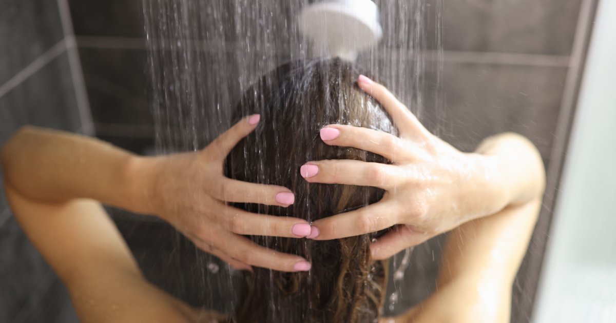 Koliko često se TUŠIRATE, a koliko je zaista potrebno? Sve zavisi od vaših GODINA, evo objašnjenja