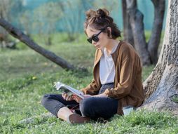 devojka proleće horoskop zodijak astro astrologija