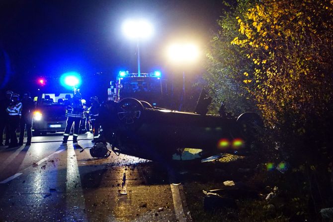 Saobraćajna nesreća noć prevrnut automobil prevrnuta kola vatrogasci Saobraćajna nesreća noć prevrnut automobil prevrnuta kola vatrogasci