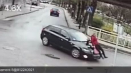 Dramatičan snimak iz Prijepolja: Vozač audija pokosio ženu nasred ulice, Prijepolje