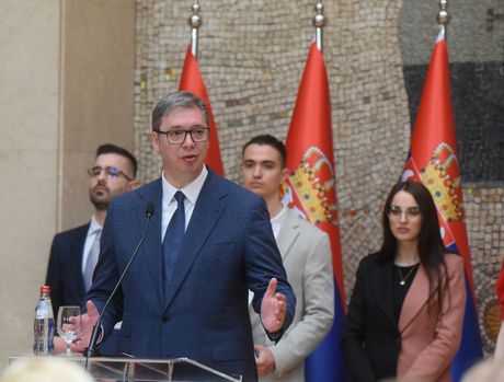 Aleksandar Vučić uručio ugovore diplomcima medicine