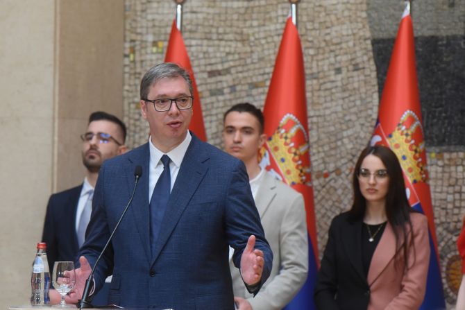 Aleksandar Vučić uručio ugovore diplomcima medicine