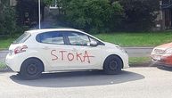 Svi su zastali kad su ugledali ovaj automobil na Novom Beogradu: Neko je crvenim sprejom ispisao tešku uvredu