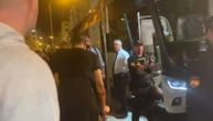 Ekskluzivno! Tužna scena ispred hale u Madridu: Eksum na štakama, otac i devojka mu pomažu da uđe u autobus